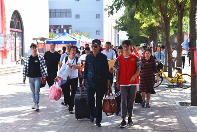 大数据学院、信息工程学院：接过你的行囊 我们是一家人