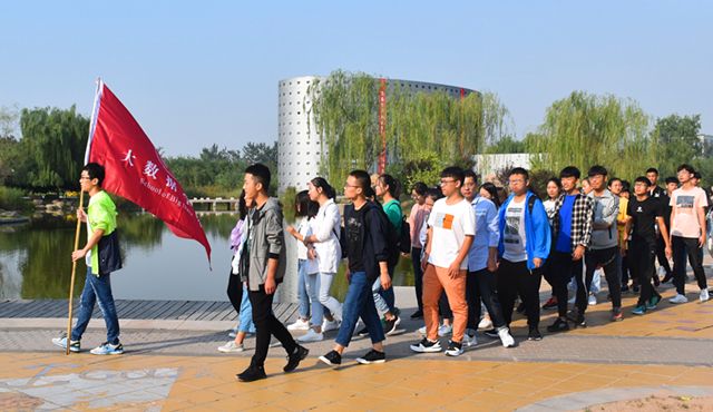 大数据学院、信息工程学院：接过你的行囊 我们是一家人