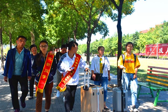 大数据学院、信息工程学院:接过你的行囊 我们是一家人